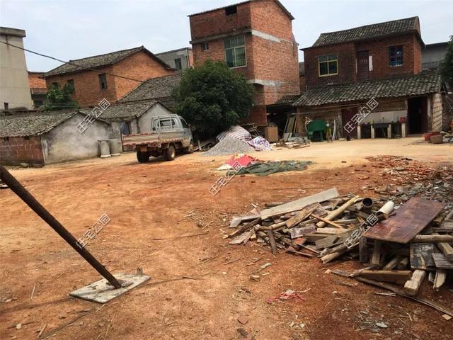 我和叔叔蓋的雙拼養老別墅，每人35萬，400多平的大院子就是爽