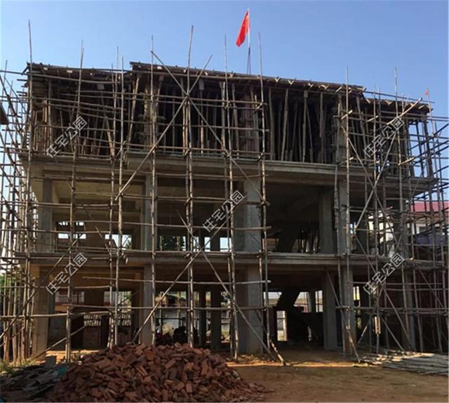 我和叔叔蓋的雙拼養老別墅，每人35萬，400多平的大院子就是爽