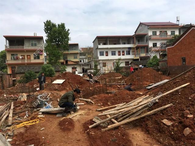 我和叔叔蓋的雙拼養老別墅，每人35萬，400多平的大院子就是爽