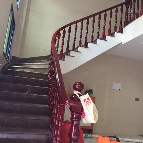 聽說這樣的農村別墅在福建省非常普通，簡裝接地氣，樓梯有檔次！