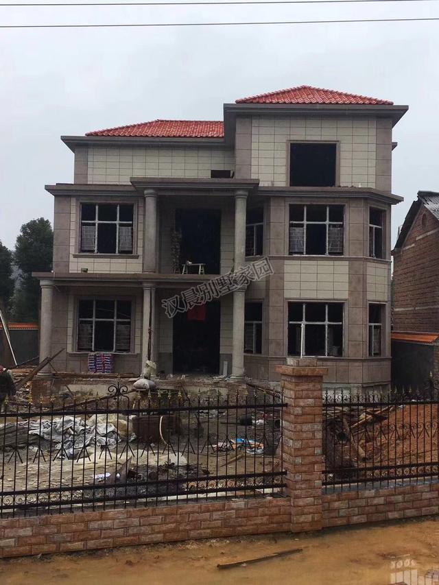 經(jīng)典氣派農(nóng)村別墅設(shè)計(jì)圖，13.1X11.4米，提高了居住的安全舒適性