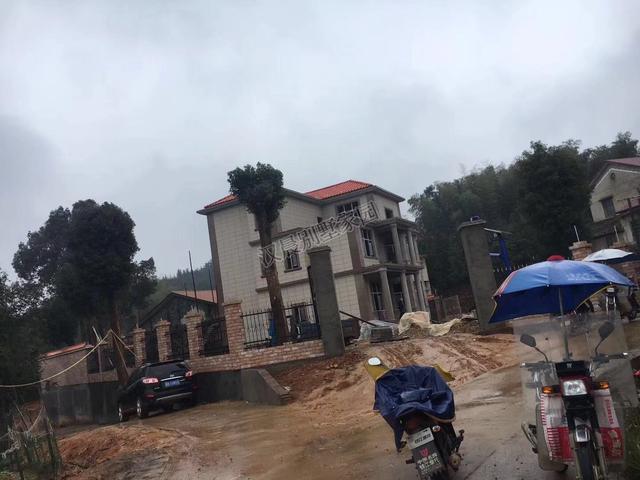 經(jīng)典氣派農(nóng)村別墅設(shè)計(jì)圖，13.1X11.4米，提高了居住的安全舒適性