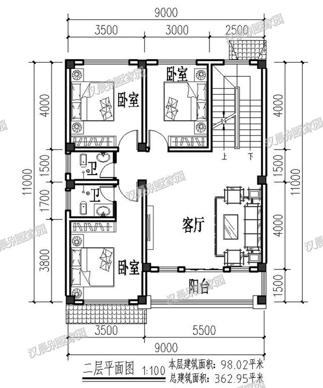 一側(cè)無窗的農(nóng)村四層別墅設(shè)計圖，帶車庫和大露臺，漂亮極了。