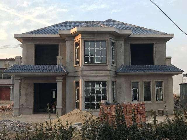 娶了個城里老婆，在村里蓋一棟漂亮別墅，簡直是人生贏家！