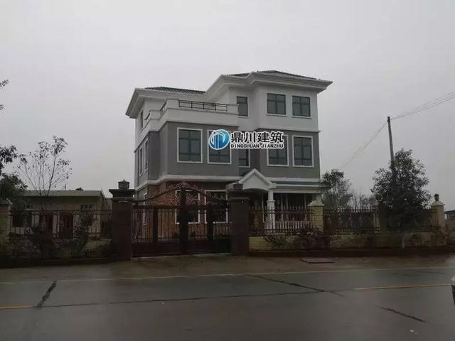 26萬以內三層別墅設計圖，帶車庫和開放式廚房設計，實拍效果沉穩大氣。