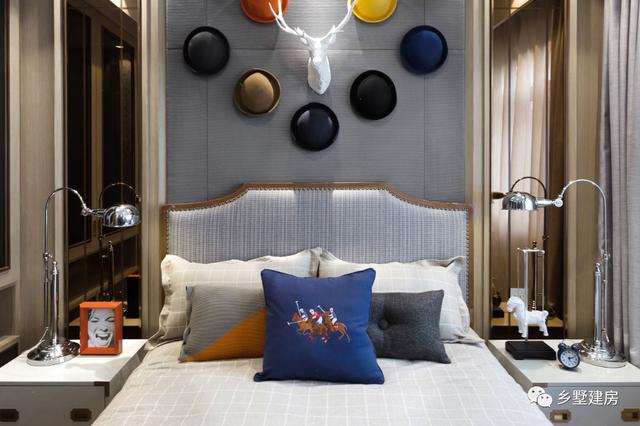 帶半地下室的三層豪華別墅，帶音樂室+健身房+酒窖，很多路人經過也都會停下駐足觀賞，