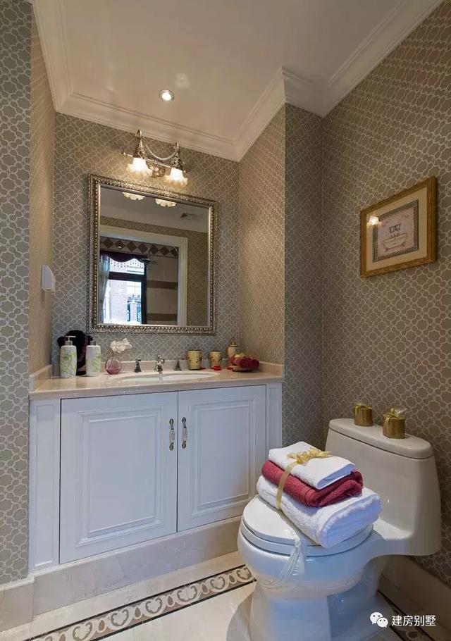 四開間設(shè)計的三層雙拼別墅設(shè)計圖，兩戶家庭都有各自的獨立生活區(qū)域，又能保持一定的聯(lián)系性