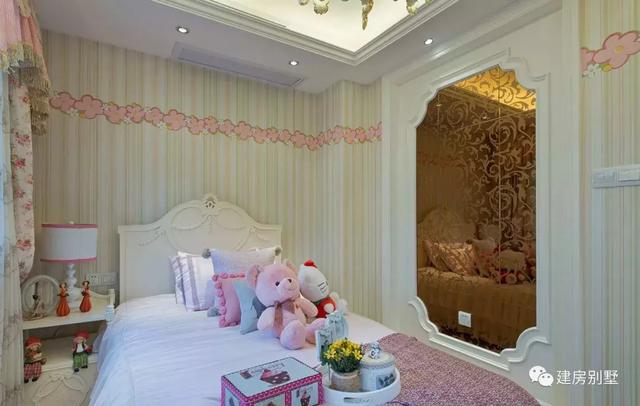 四開間設(shè)計的三層雙拼別墅設(shè)計圖，兩戶家庭都有各自的獨立生活區(qū)域，又能保持一定的聯(lián)系性