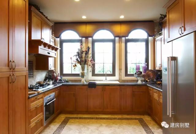 農村簡歐式風格別墅設計圖，客廳挑空，施工難度不大、造價不算太高