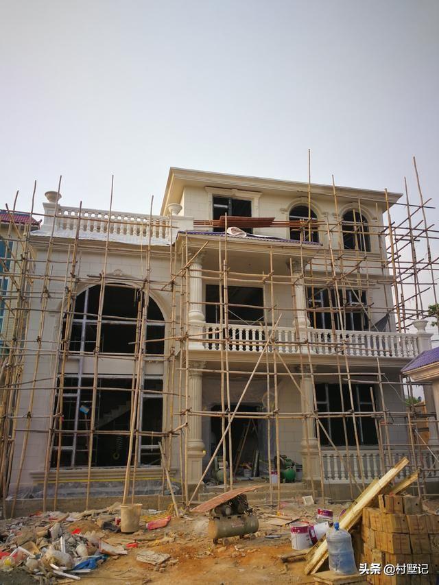 湖南兩兄弟合建3層歐式別墅設(shè)計(jì)圖，建了漂亮的別墅，惹全村人羨慕