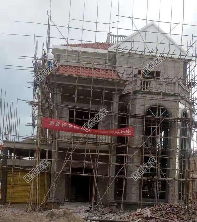 圖紙之家建房案例：歐式三層旋轉(zhuǎn)樓梯別墅，這套圖紙經(jīng)典到哪里都能看到