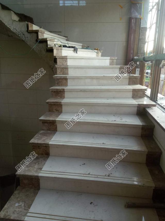 圖紙之家建房案例：歐式三層旋轉(zhuǎn)樓梯別墅，這套圖紙經(jīng)典到哪里都能看到