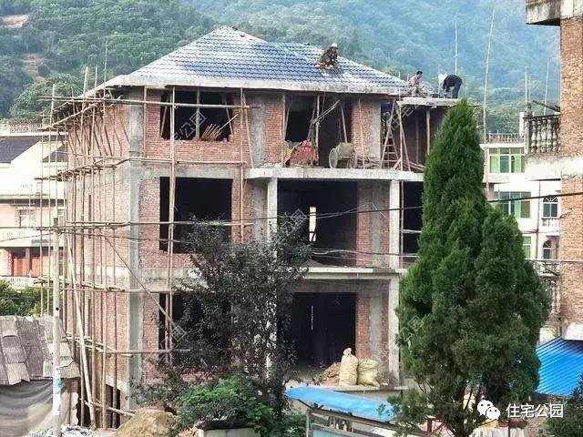 農村自建房屋頂這樣做，不做防水也不漏