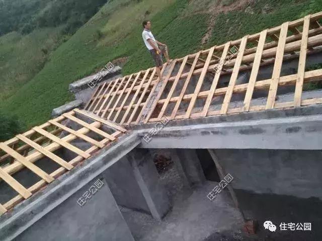 農村自建房屋頂這樣做，不做防水也不漏