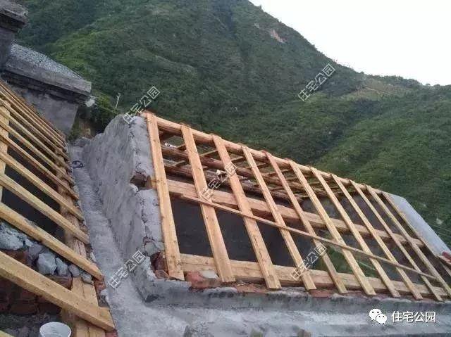 農村自建房屋頂這樣做，不做防水也不漏